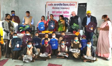 अक्षय पात्र फाउंडेशन द्वारा विद्यालयों में स्कूली बैग एवं थाली की गई वितरित