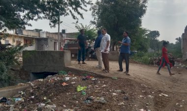 मौसमी बीमारियों के दौर में स्कूल गेट के सामने लगा कीचड़ व गन्दगी का अंबार, प्रशासन मौन