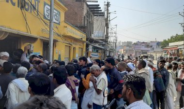 यूरिया खाद की कमी के चलते खाद विक्रेता कर रहे  खाद की काला बाजारी