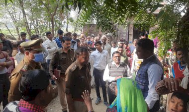 दो पक्षों के विवाद को लेकर प्रशासनिक अधिकारियों ने गाँव में पहुँच करवाया लिखित समझौता