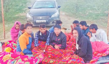 मेहरुकला में अवैध शराब की दुकान के विरोध में आबकारी विभाग की लापरवाही पर लाइसेंसधारी ठेकेदार ने दिया धरना