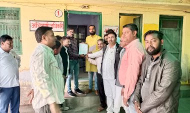 नपा पार्षदों ने बैठक निरस्त करने को लेकर ईओ को सौंपा ज्ञापन