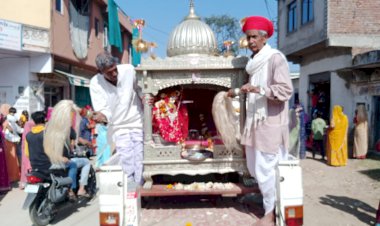 तुलसी विवाह समारोह को लेकर बाठेड़ा में मेनारिया समाज द्वारा निकाली ठाकुरजी की बिन्दोली