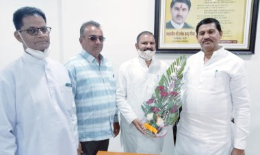 कैबिनेट मंत्री रमेश मीणा को जयपुर जाकर जिलाध्यक्ष के नेतृत्व में कांग्रेसजनों ने दी बधाई