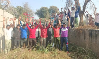 गुगलकोटा के ग्रामीणों ने एएलपी कंपनी व नीमराणा उपखंड प्रशासन के खिलाफ रास्ते के विवाद को लेकर किया विरोध प्रदर्शन