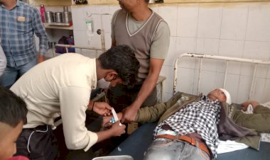 अज्ञात वाहन की टक्कर से बाईक सवार तीन छात्र घायल