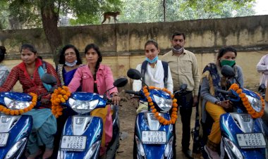 खैरथल महाविद्यालय की छात्राओं को स्कूटी मिली, खिले चहरे