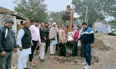 जसाई में सीवरेज लाइन डालने का कार्य हुआ शुरू, सड़क पर पानी एवं कीचड़ से 25 वर्ष बाद मिलेगी निजात
