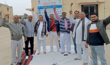 15 सूत्रीय मांगों को लेकर संयुक्त महासंघ के बैनर तले कर्मचारियों ने किया उपखंड कार्यालय पर धरना प्रदर्शन