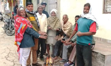 शीतलहर के कहर से बेहाल, ठंड से बचाव के लिए अलाव बना सहारा