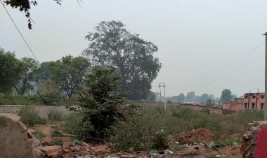 स्कूल के खेल मैदान में लोग डाल रहे हैं गंदा कचरा