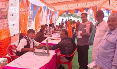 मुख्यमंत्री चिरंजीवी स्वास्थ्य सेवा बीमा योजना शिविर मे नया गांव बोलका के ग्रामीणों ने कराया उपचार