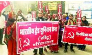 निर्माण मजदूरों ने अपनी मांगों को लेकर जिला कलेक्ट्रेट पर किया प्रदर्शन