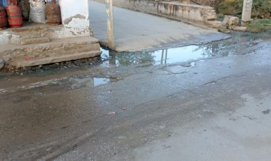 नई सब्जी मंडी से नवजीवन हॉस्पिटल के बीच रास्ते में कई महीनों से भरा गंदा, पानी फैल सकती है डेंगू जैसी बीमारी