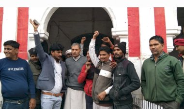 दो सूत्रीय मांगों को लेकर पालिका के सफाई कर्मचारी सफाई कार्य छोड़ कर धरने बैठे, पालिकाध्यक्ष ने समझाइश कर धरना कराया समाप्त