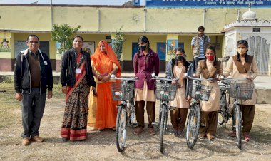 बाठेरडा खुर्द में 53 व अडिंदा में 84 छात्राओं को दी साइकिले