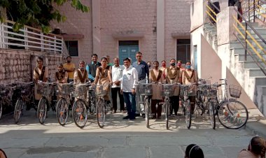 स्कूली छात्राओं को नि:शुल्क 207 साइकिलों का किया गया वितरण, बालिकाओं के चेहरे खिले