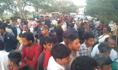 ट्रक की चपेट में आने से बाइक पर पीछे बैठी महिला की मौत, एक घायल