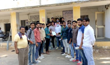 छात्रसंघ चुनाव करवाने एवं छात्रा शिक्षा निःशुल्क की मांग को लेकर सौपा ज्ञापन