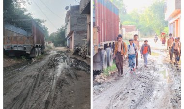 कीचड़ से भरी सड़क पर चलने को मजबूर नौनिहाल, नाली के अभाव से सड़क पर भरा गंदा पानी