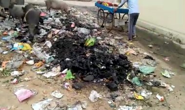 प्राचीन गंगा मंदिर के सामने लगे कूड़े के ढेर, श्रद्धालुओं - आमजन हो रहे परेशान