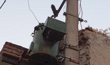 ट्रांसफार्मर जल जाने की कारण एक माह से 50 घरों में छाया अंधेरा, विद्यार्थियों सहित आमजन परेशान