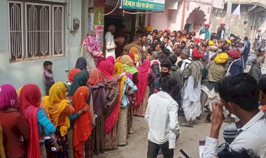 यूरिया खाद लेने को लेकर सावर में उमड़ी किसानों की भारी भीड़, पुलिस को करनी पड़ी मशक्त