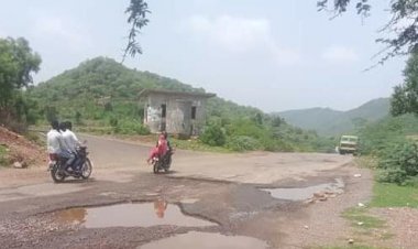 राजगढ़- टहला सड़क मार्ग पुरी तरह क्षतिग्रस्त होने से लोगों में रोष व्याप्त