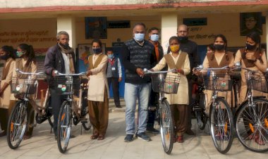 बासड़ा में छात्राओं को दी गई साइकिले, सरकार को दिया धन्यवाद