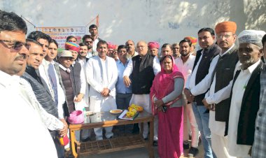 पर्यवेक्षक मनदीप सिंह व कांग्रेस जिलाध्यक्ष गैसावत ने ली कार्यकर्ताओं की बैठक