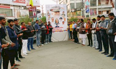 अंतरराष्ट्रीय हिन्दू परिषद व बजरंग दल ने सीडीएस रावत को दीपक जलाकर दी श्रद्धांजलि