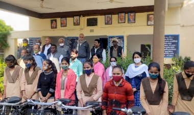 साइकिल वितरण कार्यक्रम:स्कूलों में निशुल्क साइकिल मिली तो मुस्कुराई बेटियां