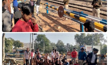 रेलवे फाटक क्रॉसिंग बंद होने से आक्रोशित ग्रामीणों ने किया धरना प्रदर्शन, सांसद बालक नाथ को देंगे ज्ञापन