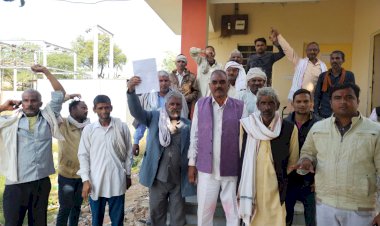 तिगरिया के ग्रामीणाे विधुत सप्लाई बदलवाने की मांग काे लेकर किया प्रदर्शन, साैपा ज्ञापन