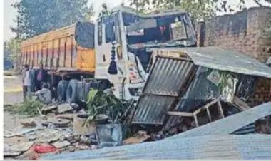 अनियंत्रित ट्रोले ने सड़क किनारे खोखे व दो बाईकों को किया क्षतिग्रस्त