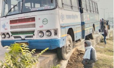 बीपी ने बढ़ाया यात्रियों का ब्लड प्रेसर, सड़क किनारे नाले पर जा चढ़ी अनियंत्रित बस