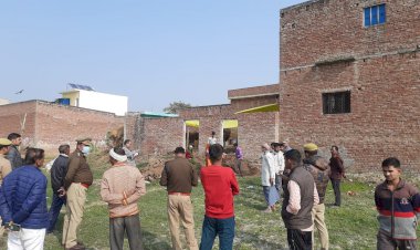 जमीनी विवाद का निपटारा कराने दातागंज के गांव समरेर पहुंचे डीएसपी