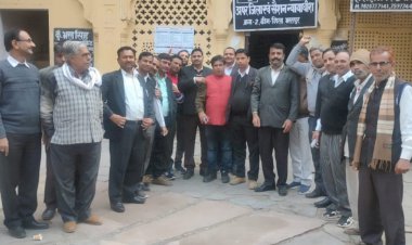 ड़ीग से एडीजे कोर्ट संख्या 2 को नगर स्थान्तरित किए जाने पर अधिवक्ताओं ने किया विरोध प्रदर्शन, अनिश्चित कालीन हड़ताल की दी चेतावनी