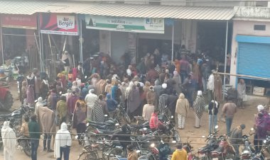 यूरिया खाद पाने के लिए ग्रामीणों की उमड़ी भीड़, आपस में हुए नोंकझोंक