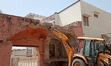 नगर पालिका के द्वारा तोड़े गए डीग गेट का पुन: निर्माण कराने की मांग