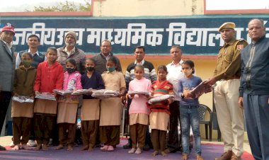 दांतला के राजकीय उच्च माध्यमिक विद्यालय में 218 विद्यार्थियों को स्वेटर किए वितरित