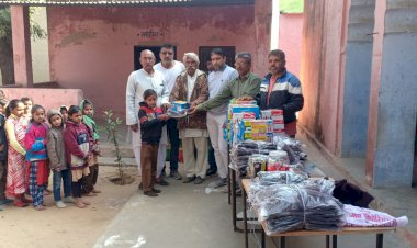 समाजसेवी ने 35 छात्र छात्राओं को गर्म स्वेटर किए वितरित