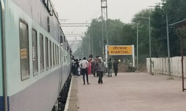 खैरथल रेलवे स्टेशन पर सुविधाओं के विस्तार के लिए सांसद को सौंपा ज्ञापन