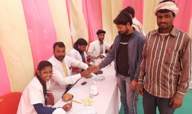 जेके लक्ष्मी सीमेंट की ओर से अग्रवाल सीमेंट एजेंसी महुआ पर लगा निशुल्क स्वास्थ्य जांच शिविर 700 मरीजों ने लिया लाभ