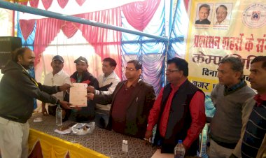 प्रशासन शहरों के संग शिविर में पहुंचे संभागीय पर्यवेक्षक, शिविर में पट्टे पाकर गदगद हो उठे ग्रामीण