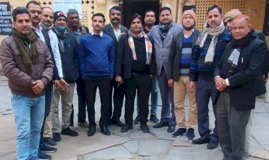 एडीजे कोर्ट संख्या 2 को ड़ीग से स्थानांतरित किए जाने के विरोध में वकीलों का धरना प्रदर्शन लगातार चौथे दिन रहा जारी