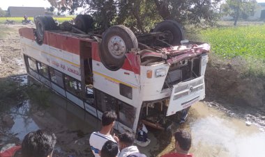 मोटरसाइकिल को टक्कर मारने के बाद पलटी तेज रफ्तार लोक परिवहन बस, दो की मौत 8 घायल