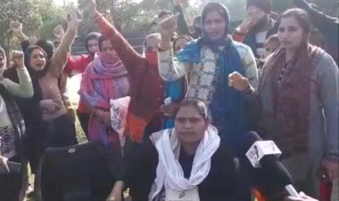 सुरक्षा और जान माल का खतरा बताते हुए पीड़ित महिलाओं ने विधायक हाय-हाय के नारे लगाये
