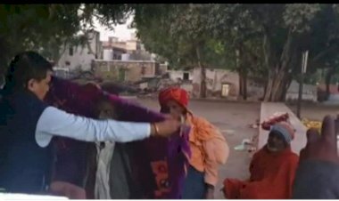 बढ़ती सर्दी को देखते हुए एसडीएम ने खैरथल में जरूरतमंदों को बांटे कंबल