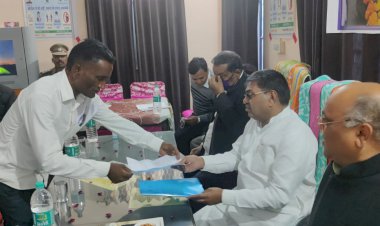 पंचायत सहायकों ने प्रभारी मंत्री को सौंपा ज्ञापन